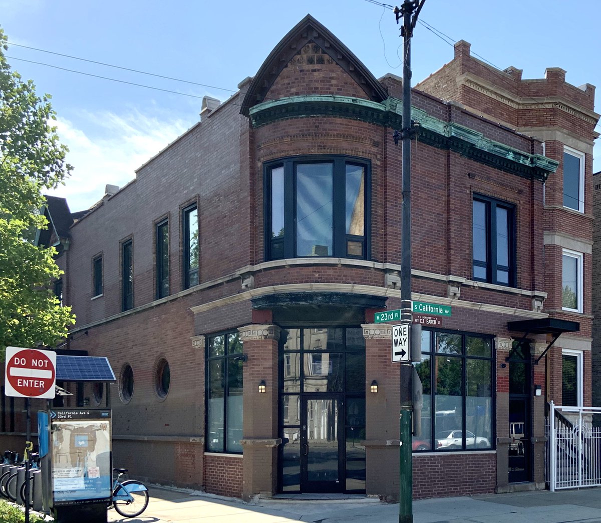 Stege’s 2 sons also work for Roesing. So in 1889 Stege opens his own brewery, 15th & Ashland), where he + his sons can all work together.