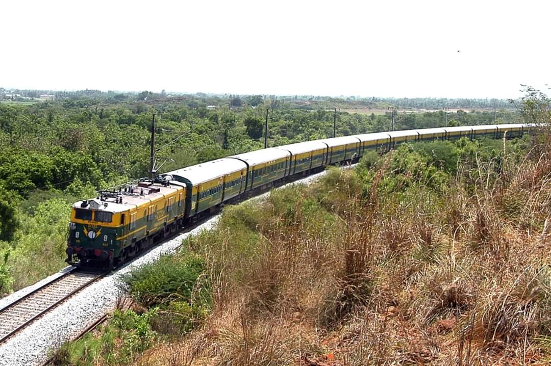 GMSRailway's tweet photo. Saptagiri Express negotiating a curve near Puttur
(File pic) https://t.co/IauwGmHQZf