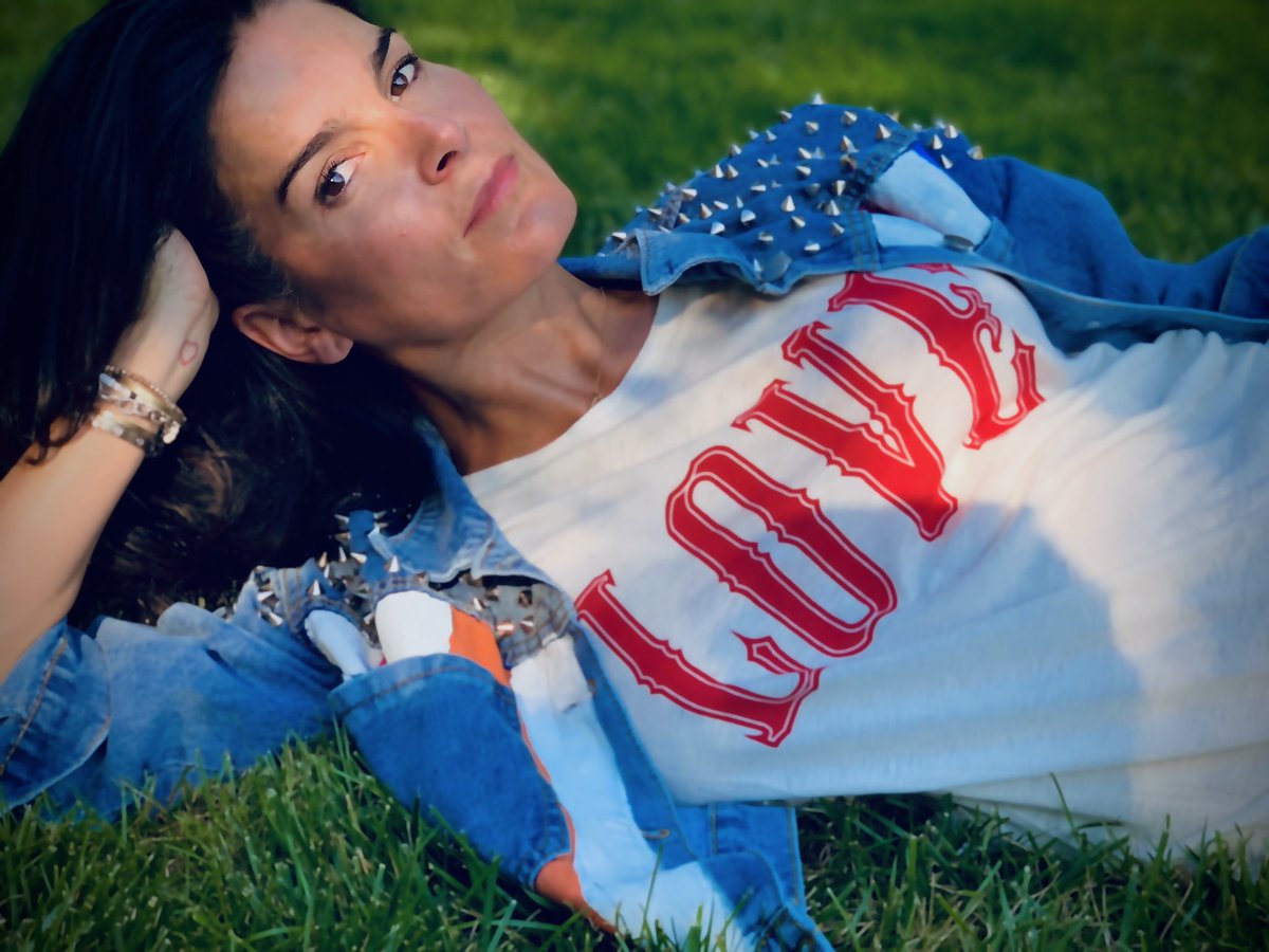 Angie_Harmon's tweet photo. Please read &amp; thank you to @wrenandglory for my AWESOME jacket! I LOVE it!!! https://t.co/Ma7SA5gpmC