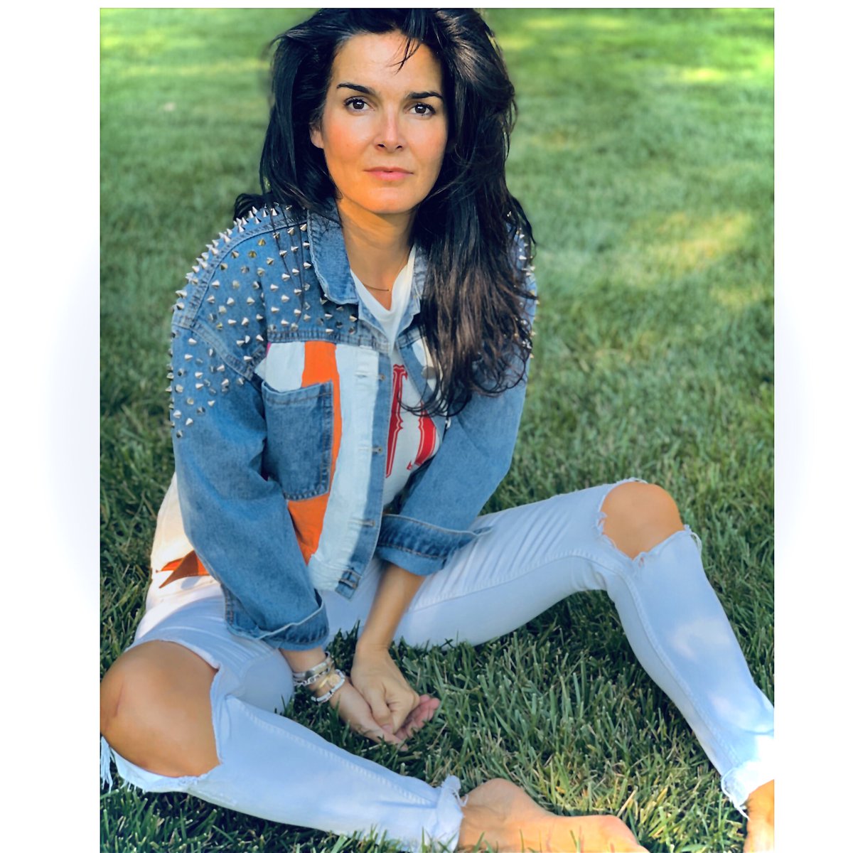 Angie_Harmon's tweet photo. Please read &amp; thank you to @wrenandglory for my AWESOME jacket! I LOVE it!!! https://t.co/Ma7SA5gpmC