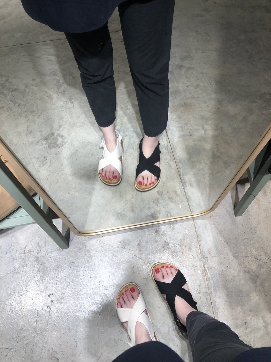 Friendtryonshoe's tweet photo. อะอีเพื่อน ได้รองเท้าซักทีนะ
คู่ขาวคือปังมาก ขลั่บสีผิวที่สุด
บอกลาเงินเดือนไปอีก 990 บาท

ไปตำค่ะ ใครอยากตำทักมา
55555555555555555555555

#พาเพื่อนไปลองรองเท้า https://t.co/YPiDzl5Clf