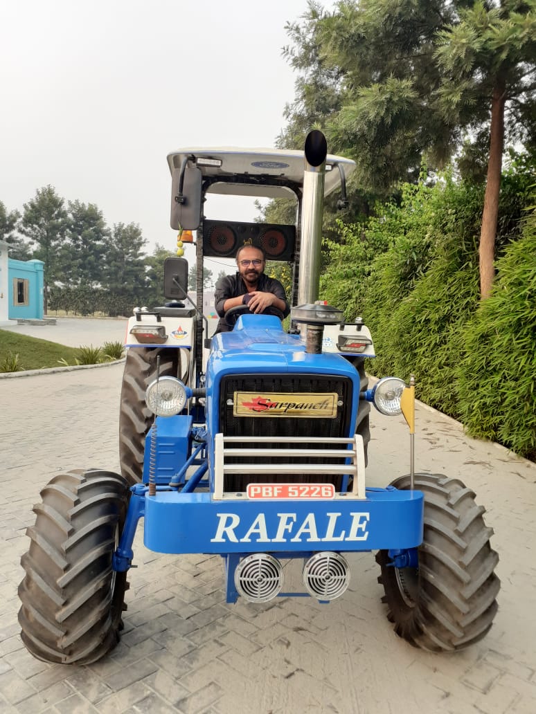 ReviewVayu's tweet photo. Saturday evening BREAKING NEWS (post 2 Patiala Pegs down 🥃🥃)....

First Rafales arrive in Punjab 💥💥

Notice the:
IRST on bonnet
Roomy cockpit 
RWR at end
Chaff/flares kit
ECM/ESM pack
All terrain wheels
New AAMs
And most importantly...
The new Sarpanch AESA 
IAF blue livery https://t.co/NLyfCx23eJ