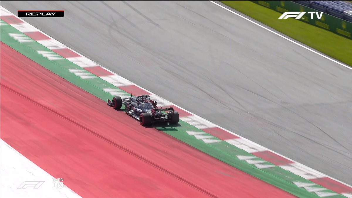 MarcWeelden's tweet photo. @ZiggoSportF1 Zou dat voorwiel op de curb zitten als het achterwiel er zo ver vanaf zit? https://t.co/dsLfN6QzVT