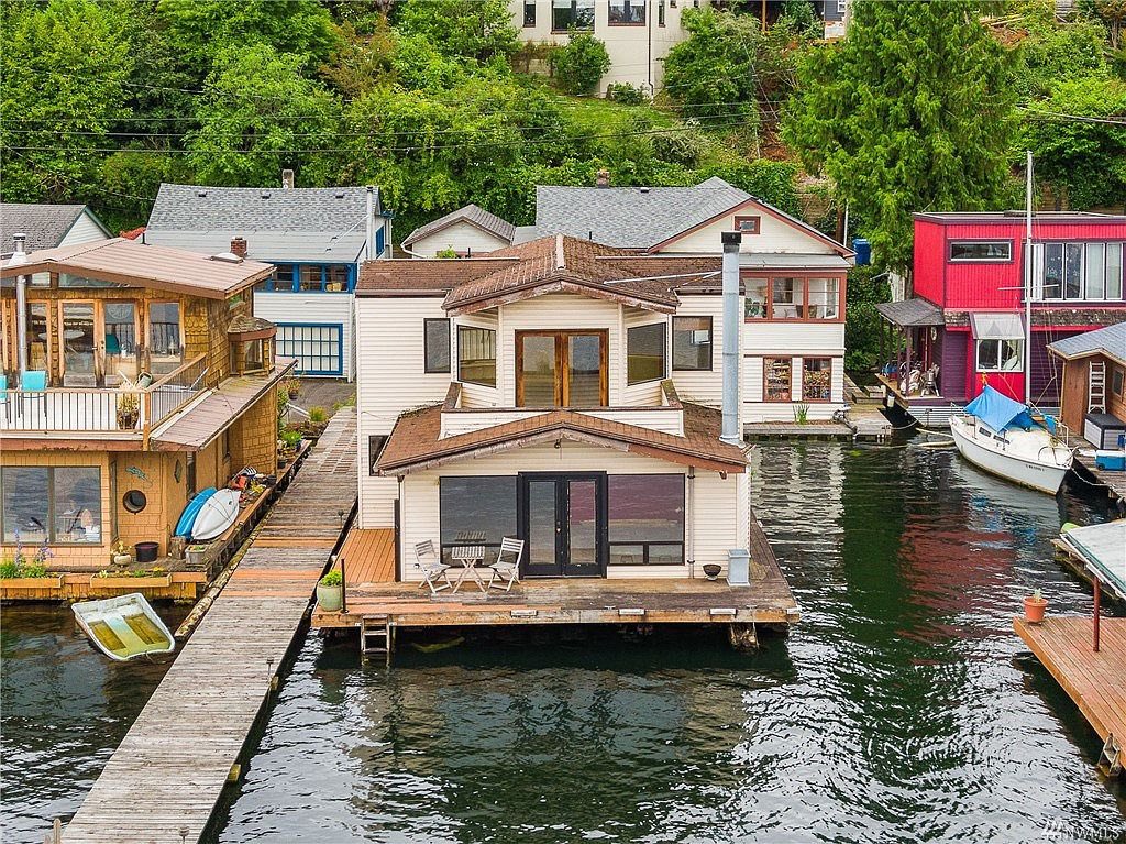 seattleafloat's tweet photo. Best places to celebrate 4th. even if it’s just by yourself.  1.  Adorable cool 2 BR floating home $1,250,000  2. Waterfront home in Portage Bay. Brand new luxury  w/ 2 boat slips. $2,395,000 3. Front row floating home w/ parking &amp; boat moorage $1,650,000.#seattlefloatinghomes https://t.co/lCEmANHaDE