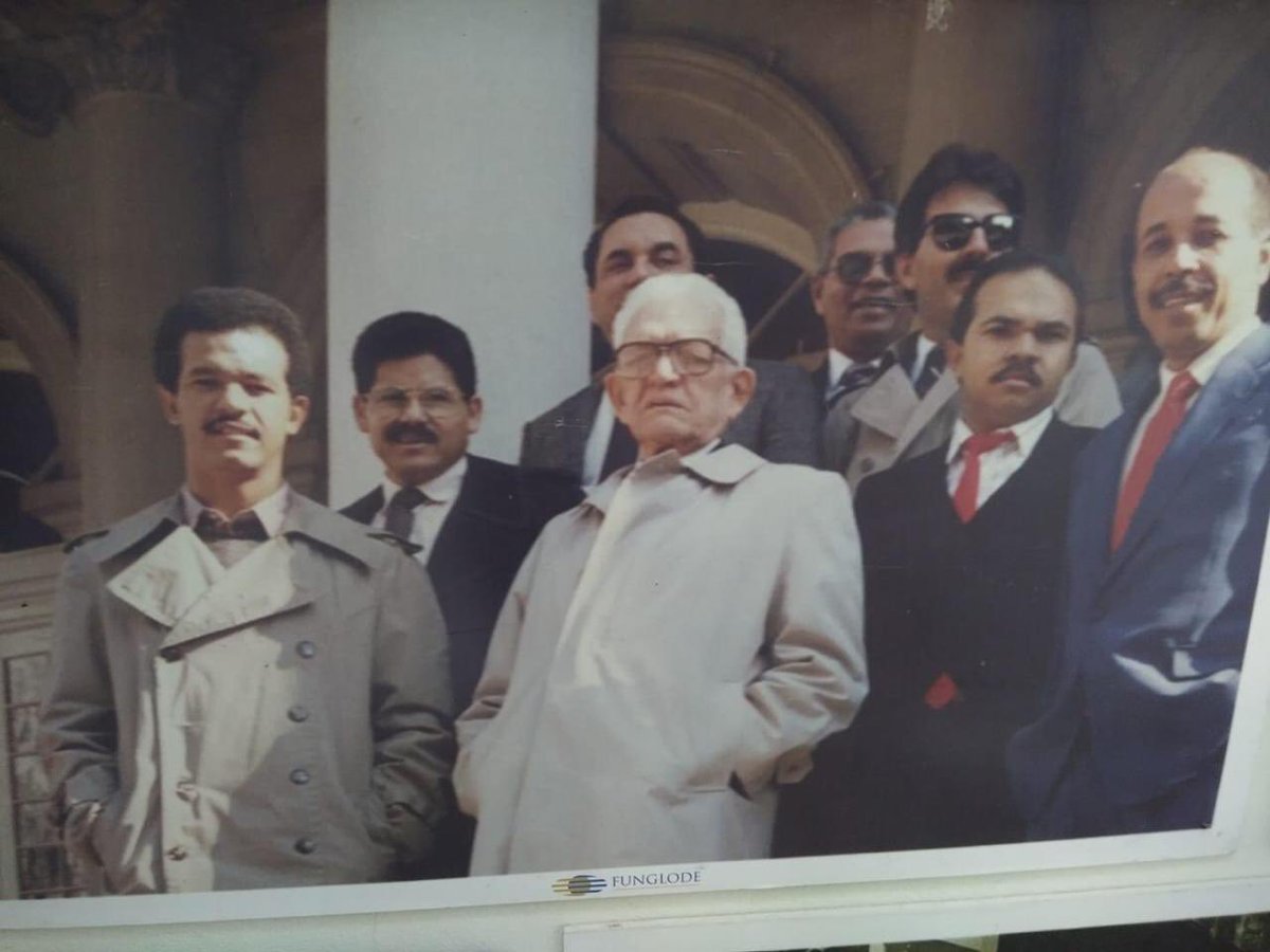 NeryVar30345826's tweet photo. Para los verdaderos seguidores del maestro Juan Bosch aqui está una foto de Juan Bosch con un simple joven llamado Leonel Fernández  que en un futuro se volvería el mejor aprendiz de el y el Líder legítimo de su legado vota 18✅ Leonel Fernández El camino seguro. @CorcinoMaximo https://t.co/y1sLyWC9cD