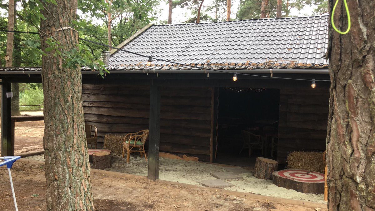 campingmeuleman's tweet photo. Onze kapschuur is geopend! U kunt hier heerlijk droog zitten, spelletjes spelen, een boek lezen uit de minibieb en socialisen met andere gasten! 🥳🤩 https://t.co/3dx5tUXv7C