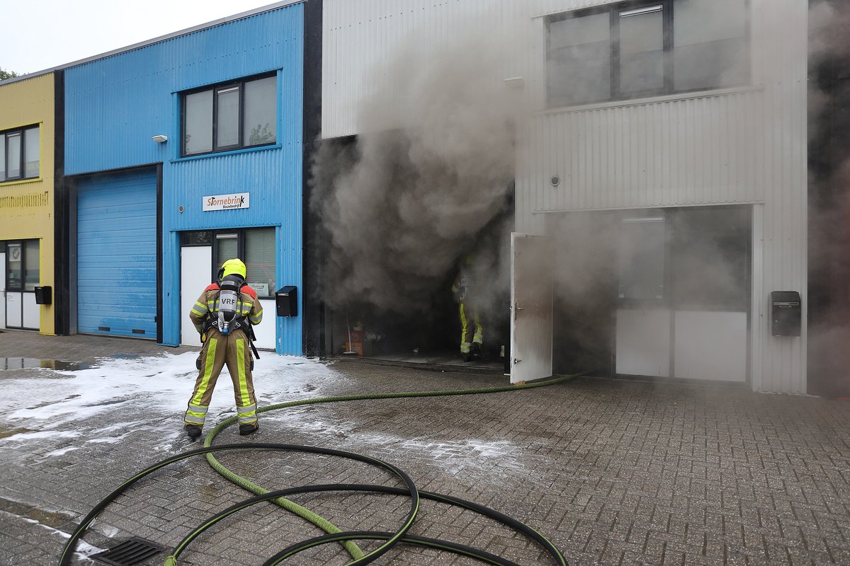 Forse binnenbrand bij bouwbedrijf aan de Ampèrelaan in Drachten -.