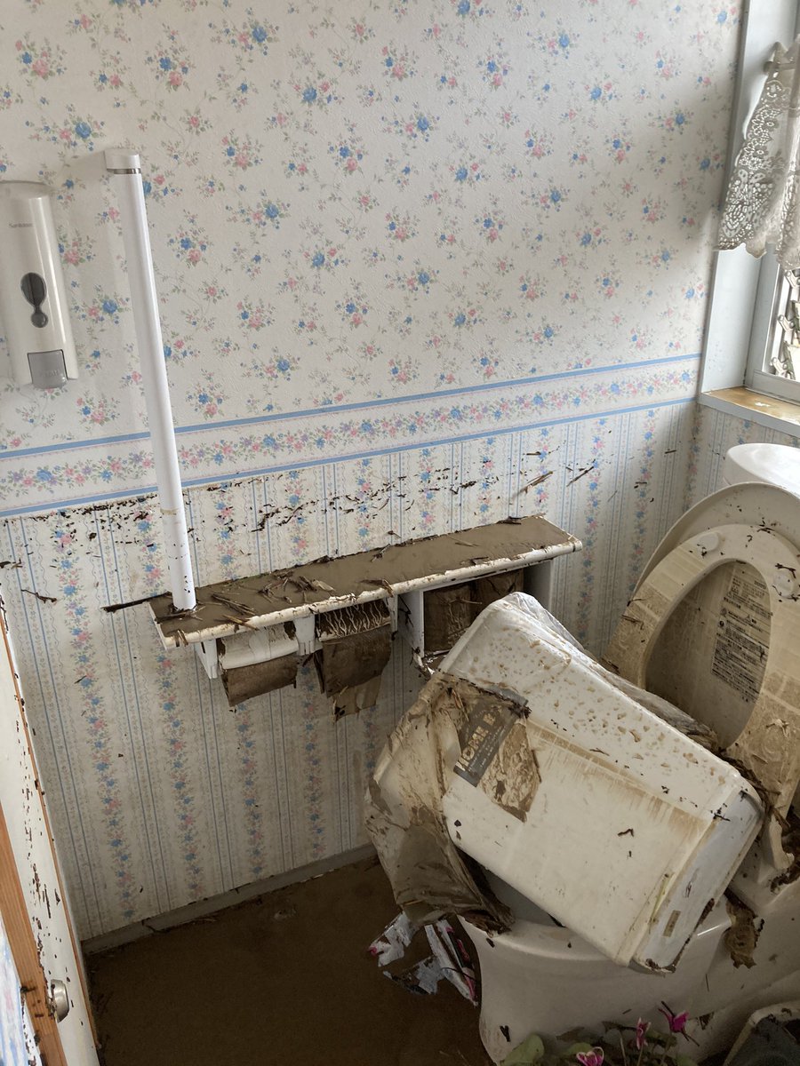 x3_user's tweet photo. 実は人吉在住です。
薬局が水没しました。
けどこっから人生V字回復させます！
あ、Vマス分包機いらないやつおもちの方は売ってください😬 https://t.co/gEfJBav7A2