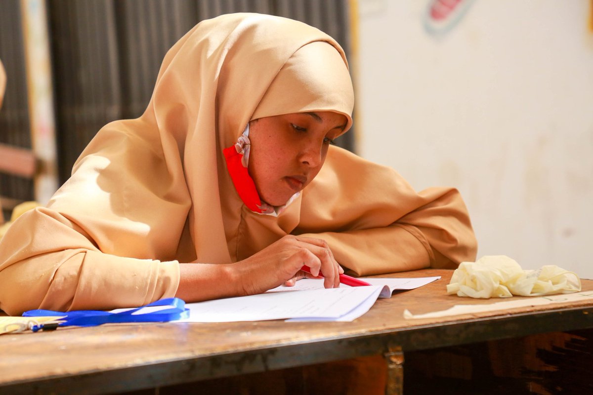 HESaidADeni's tweet photo. Pleasure to visit Omar Samatar School in #Galkaio to chat with teachers, examiners &amp; 592 students taking the exam.

Approx 16,500 Grade 8 &amp; Grade 12 students from all regions of #Puntland, #Somalia, are taking their final exams. Thank you to every1 at the MoE for your hard work. https://t.co/PcoLuzOxNU