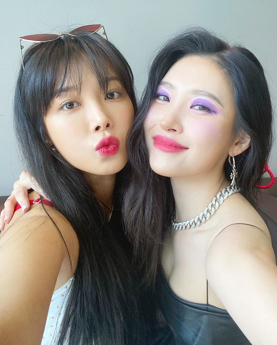 Mayuuki's tweet photo. Yubin went to Music Core today to support Miya's comeback 🤧💜
"City Pop sisters 👯♀️🌃 #YuandMi" https://t.co/QniRv6gTyM