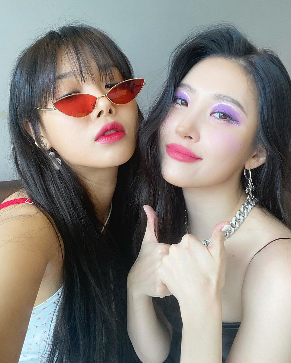 Mayuuki's tweet photo. Yubin went to Music Core today to support Miya's comeback 🤧💜
"City Pop sisters 👯♀️🌃 #YuandMi" https://t.co/QniRv6gTyM