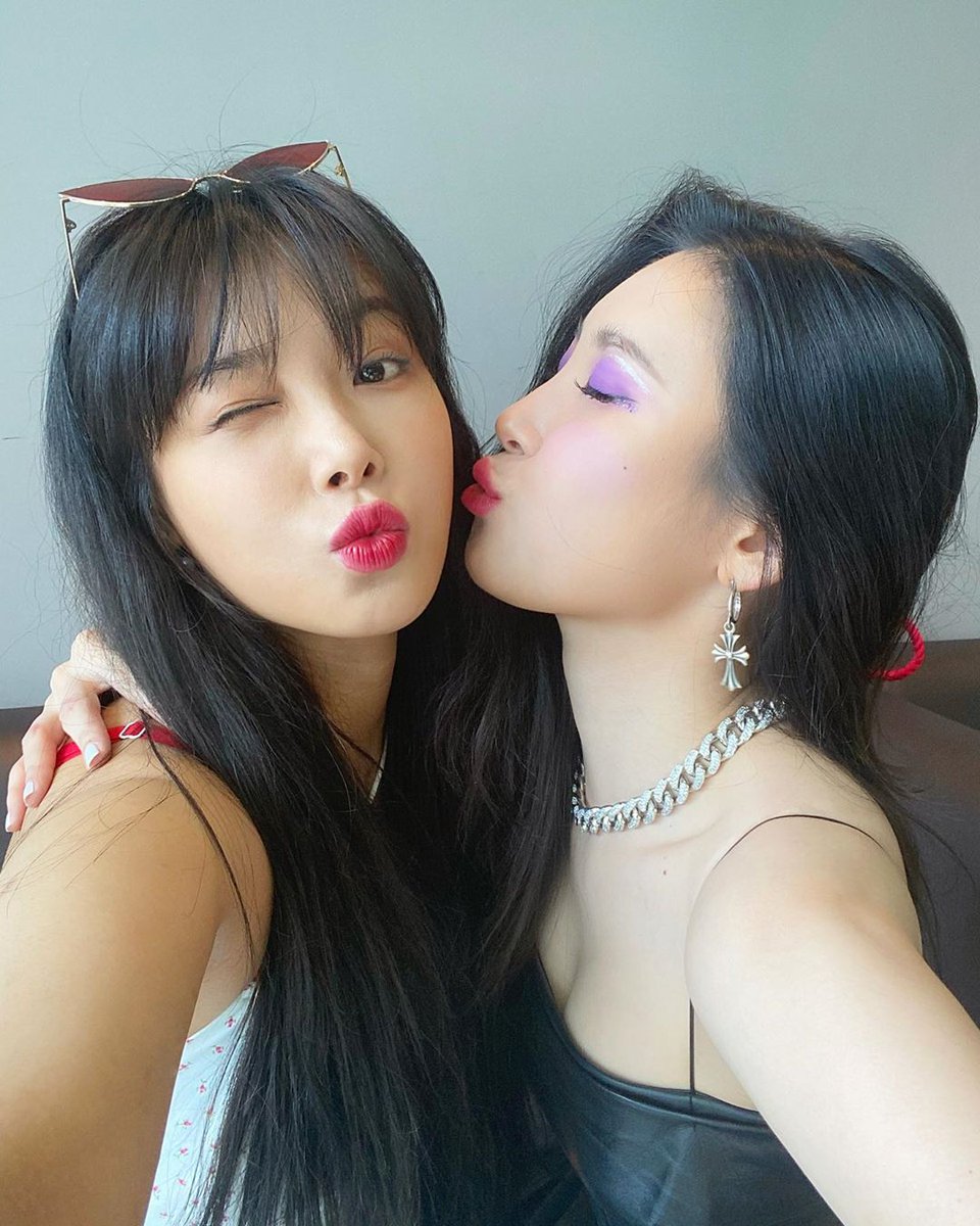 Mayuuki's tweet photo. Yubin went to Music Core today to support Miya's comeback 🤧💜
"City Pop sisters 👯♀️🌃 #YuandMi" https://t.co/QniRv6gTyM
