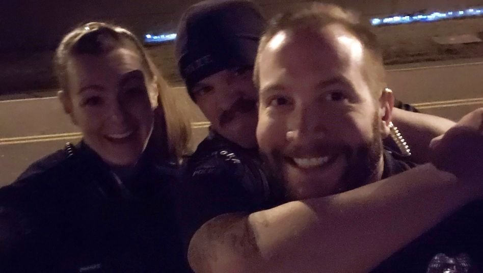 Drei weiße Polizisten stellen die Tötung von Elijah McClain nach und verschicken das Selfie unter Kolleg*innen der Polizei.

Das ist das dreckige Grinsen des Rassismus.
#BlackLivesMatter 

#Polizeigewalt stoppen!
