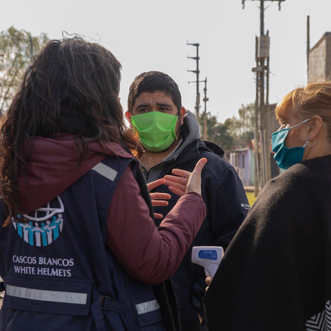 Cardelli_m's tweet photo. Ayer acompañamos a las voluntarias de @cascosblancos y promotorxs comunitarixs de @estadoenbarrio a Quilmes.

Recorrimos casa por casa para brindar información y consultar a lxs vecinxs por síntomas compatibles con COVID-19. 

📷 En La Florida con @alegramajo y @iribarnepato. https://t.co/Y5SIwnfld4