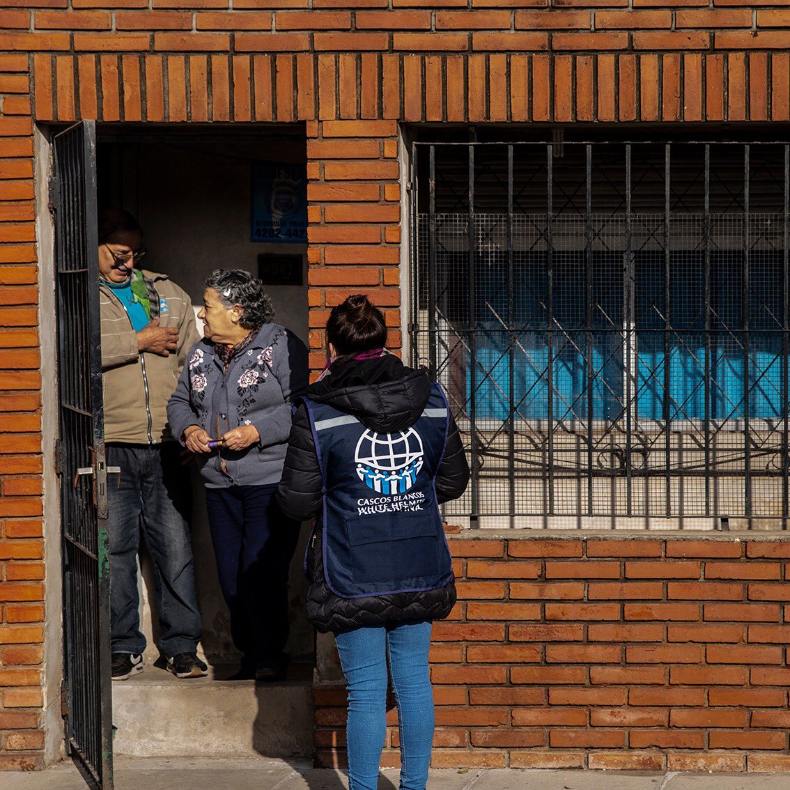 Cardelli_m's tweet photo. Ayer acompañamos a las voluntarias de @cascosblancos y promotorxs comunitarixs de @estadoenbarrio a Quilmes.

Recorrimos casa por casa para brindar información y consultar a lxs vecinxs por síntomas compatibles con COVID-19. 

📷 En La Florida con @alegramajo y @iribarnepato. https://t.co/Y5SIwnfld4