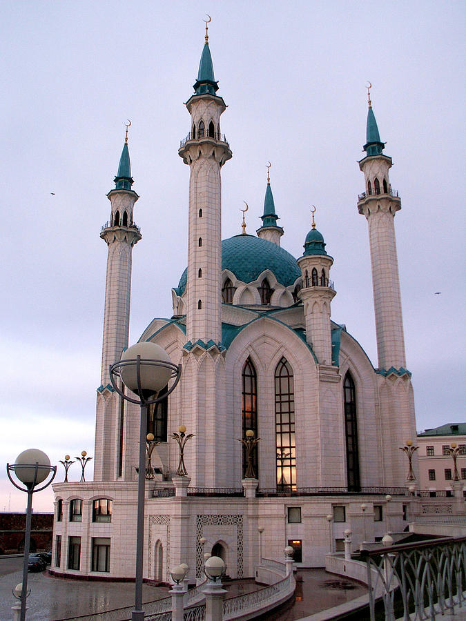 Qolsharif/Kul Sharif Mosque, Kazan (Tartastan, Russia)this actually got destroyed by Ivan IV Vasilyevich aka Ivan the Terrible but got rebuilt n it looks great n even castle like!