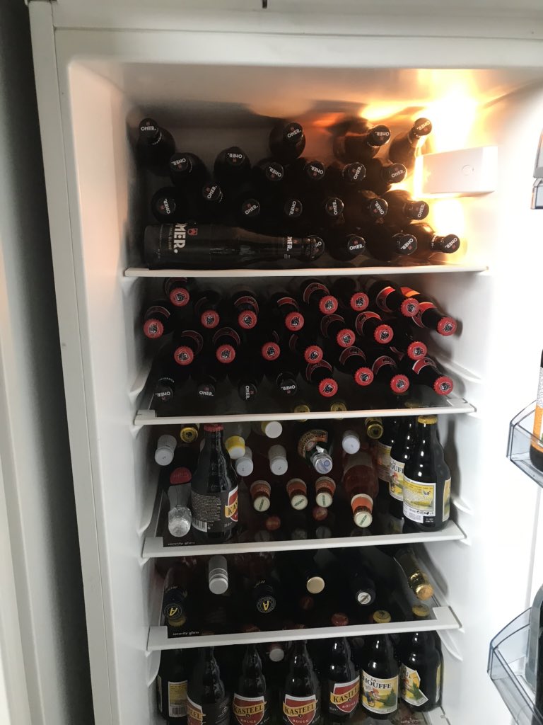 emmyvvt's tweet photo. Hebben jullie ook een grote aparte frigo voor enkel drank thuis of zijn jullie normaal? https://t.co/6vdhogMzMJ
