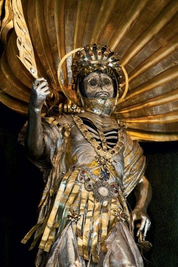 witchographe's tweet photo. Encore un magnifique #bejeweled #skeleton photographié par Paul Koudounaris. Que pensez-vous de ces #squelettes ornés ? #teamsquelette #skeletonsaturday https://t.co/hAeVh1ll7O