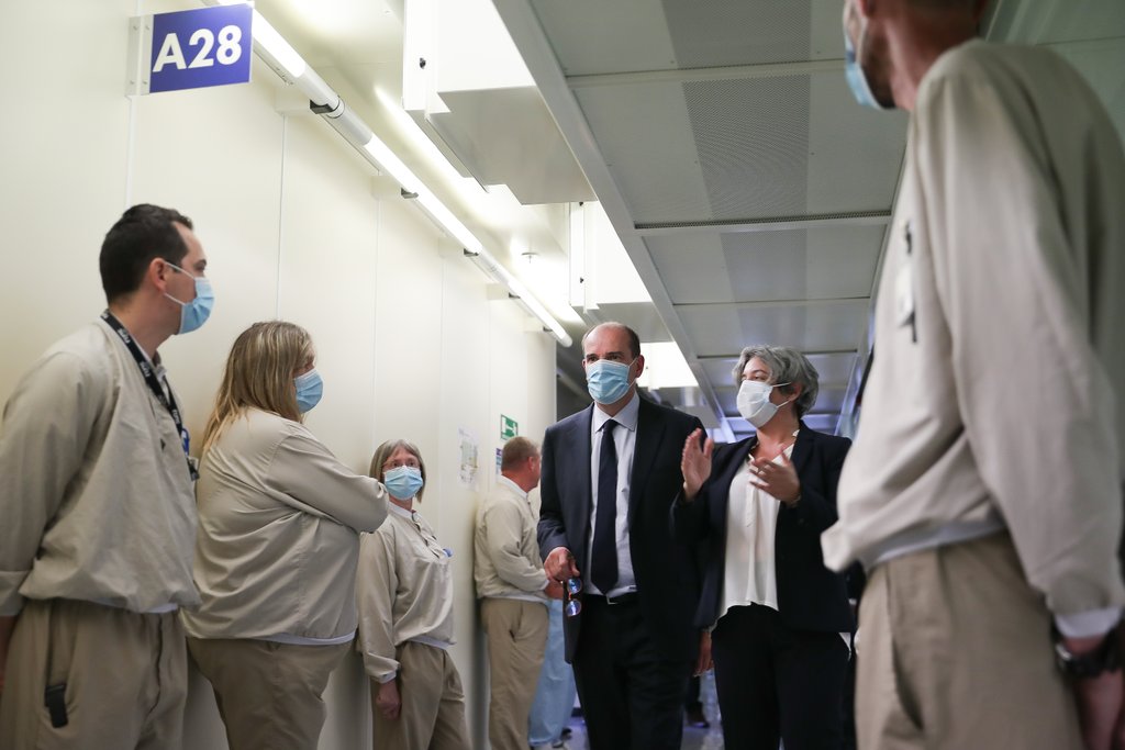 JeanCASTEX's tweet photo. Premier déplacement auprès des entreprises confrontées à la crise sanitaire et économique pour rencontrer salariés et dirigeants. https://t.co/rbgQ8wpX5u