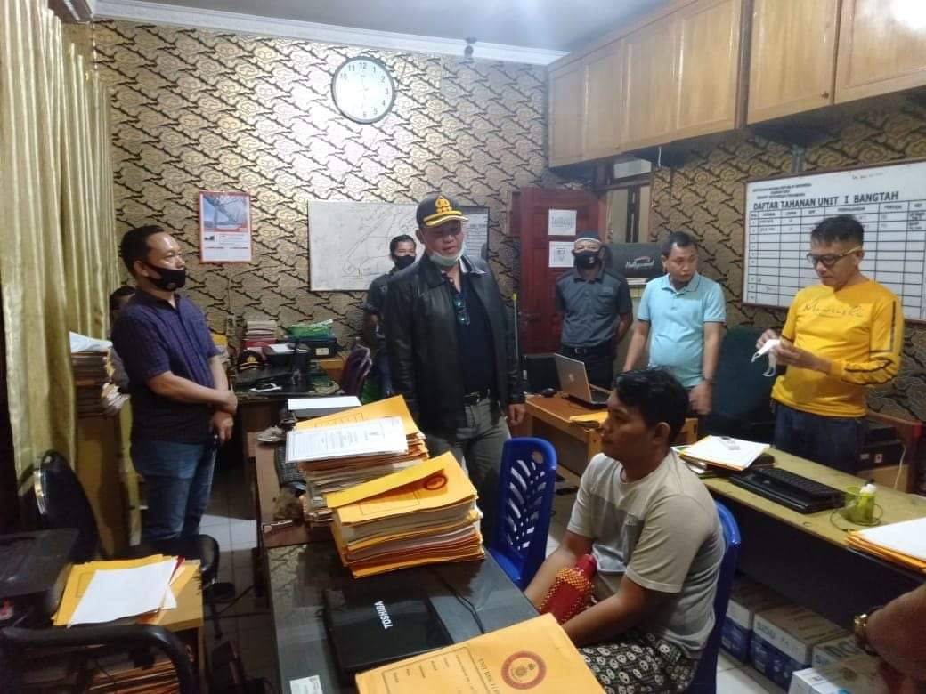 Pelaku penendangan driver ojol (kaos oblong putih) diamankan di Polresta Pekanbaru pada Sabtu (4/7/2020) malam.