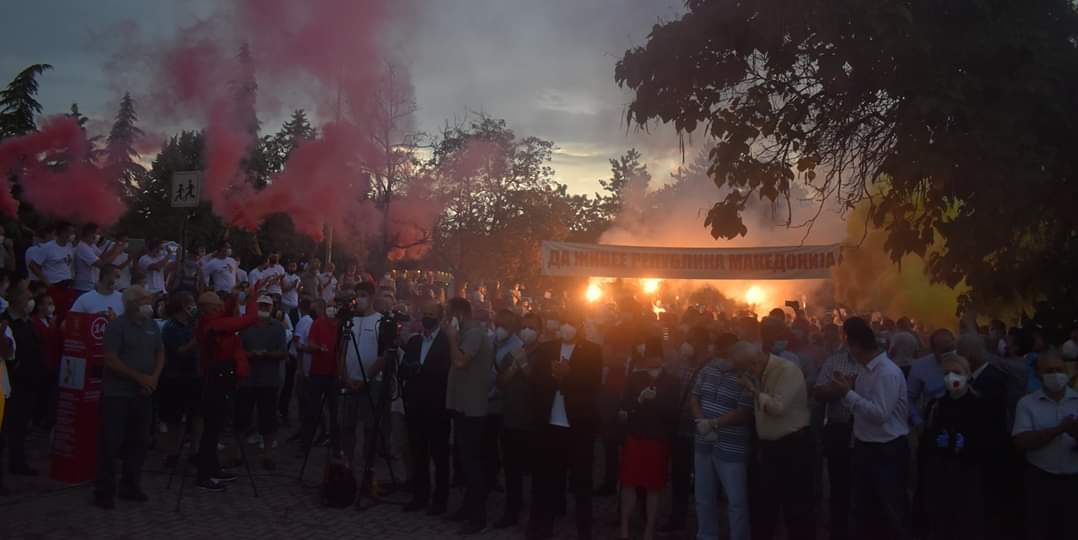 karambabaramba's tweet photo. Ако ВМРО продолжи вака да "почитува" мерки во кампања, нема да има кој да ги гласа на 15-ти. https://t.co/KNrztQBzRu