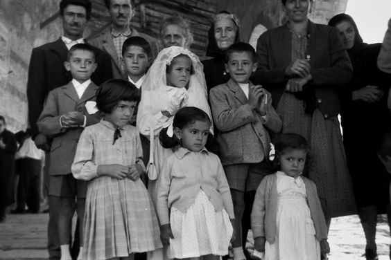 sermel2014's tweet photo. la mia prima esperienza di Gesù, come credo per molti bambini, soprattutto di un tempo, fu la prima comunione era un atto straordinario un gesto assolutamente unico al quale si veniva preparati a lungo e che, in ogni famiglia cristiana, era considerato molto solenne. #JeanGuitton https://t.co/CUyY0eL7pg