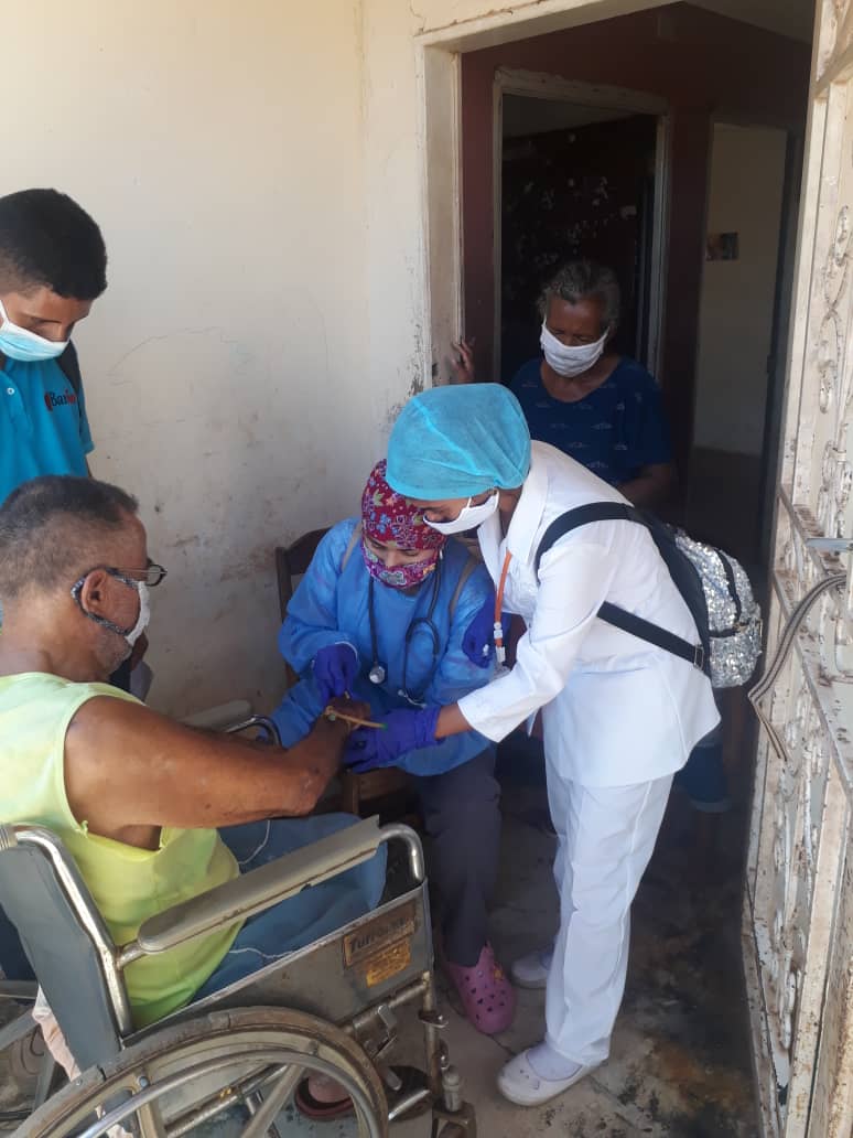 Omar_PrietoPSUV's tweet photo. Con nuestros guerreros de @BansurOficial casa a casa, aplicando pruebas rápidas a nuestros 70 mil abuelos y niños (hipertensos y/o diabéticos) en Pq. Marcial Hernández y Pq. San Fco. Es la OFENSIVA para detectar el #COVID19 y proteger al pueblo #ConcienciaCiudadanaPreventiva https://t.co/YPze7C1RbN