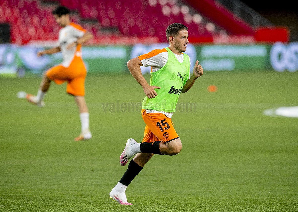 valenciacf's tweet photo. ⏳ En 10’ arranca el #GranadaValencia 🔴🦇
Anem a pel ➕3️⃣!
#AMUNTWorld 🌍 #AmuntValencia 🖤 https://t.co/GbuGC0ci3E