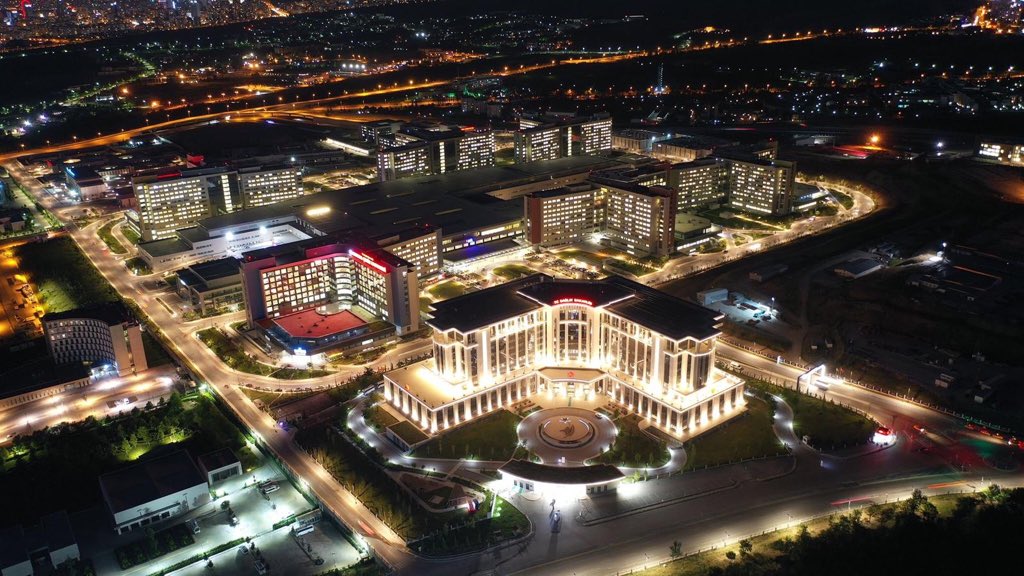 Avrupa’nın en büyük hastanesi olan Ankara Şehir Hastanemizden akşam görüntüsü #maskenitak #mesafenikoru #ankaraşehirhastanesi