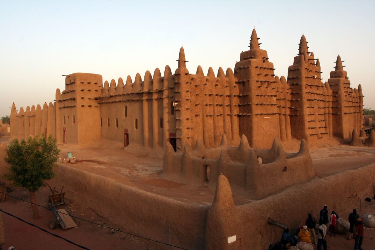 Musa built the famous Sankore University, Timbuktu in 1327 (still present today). 1 of the largest universities in the world at the time, hosting 25k students & a library of 700k Manuscripts, the largest in Africa. The curriculum included: science, maths, philosophy, astronomy