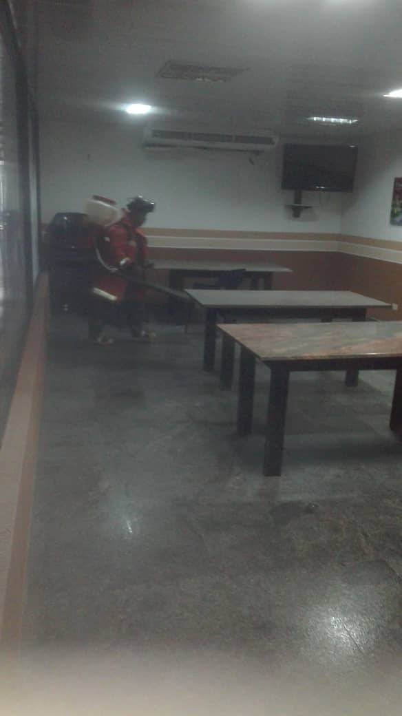 PrensaGoBol_'s tweet photo. #4Julio | En cumplimiento  a las instrucciones del @GobJustoNoguera, se llevó a cabo fumigación en la empresa @GranitosBolivar, a fin de garantizar la sana protección a los trabajadores que laboran en las plantas; y dónde se cumplen las comisiones de seguridad y operatividad. https://t.co/VKg9Fr2kgF