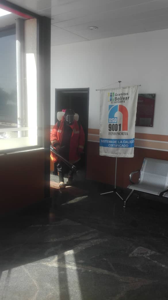 PrensaGoBol_'s tweet photo. #4Julio | En cumplimiento  a las instrucciones del @GobJustoNoguera, se llevó a cabo fumigación en la empresa @GranitosBolivar, a fin de garantizar la sana protección a los trabajadores que laboran en las plantas; y dónde se cumplen las comisiones de seguridad y operatividad. https://t.co/VKg9Fr2kgF