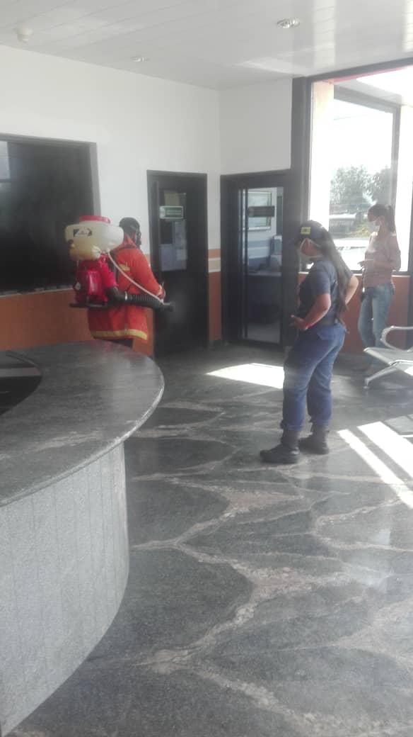 PrensaGoBol_'s tweet photo. #4Julio | En cumplimiento  a las instrucciones del @GobJustoNoguera, se llevó a cabo fumigación en la empresa @GranitosBolivar, a fin de garantizar la sana protección a los trabajadores que laboran en las plantas; y dónde se cumplen las comisiones de seguridad y operatividad. https://t.co/VKg9Fr2kgF