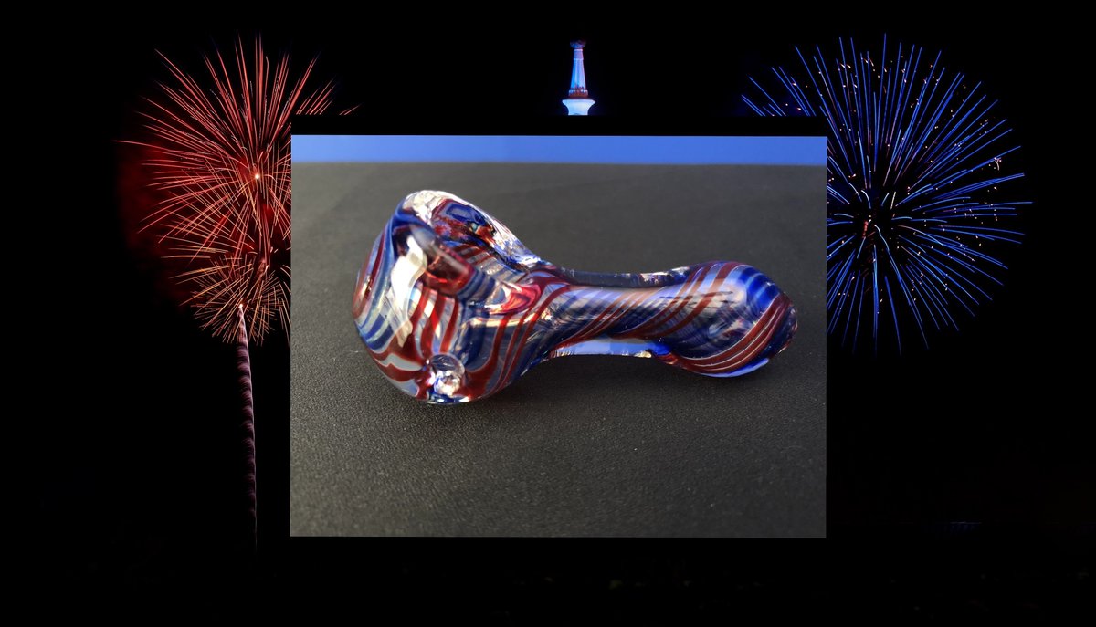 ChroniclesGwp's tweet photo. β€οΈred & blue striped glass pipeπ Happy 4th of July stoner fam.
#gwpchronicles #glasspipe #pipes #highsociety https://t.co/ghjenMNddo