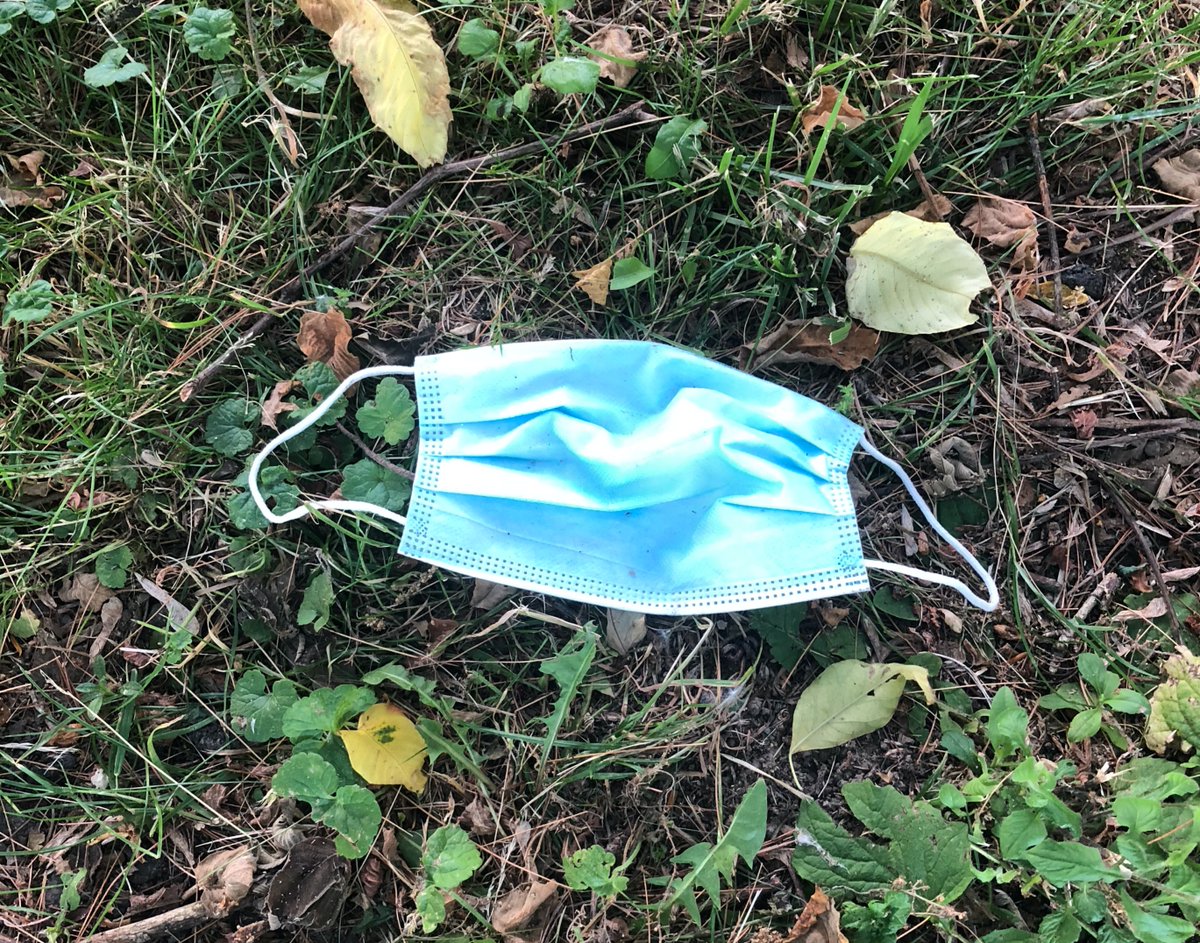 Town_of_NOTL's tweet photo. A friendly reminder that if you plan to go outside today wearing a face mask or gloves, please place these items in a bag before disposing them in the garbage. It's never OK to leave home healthcare waste, or any waste for that matter, on the ground. #StaySafeNOTL https://t.co/wKwxnfTRsK