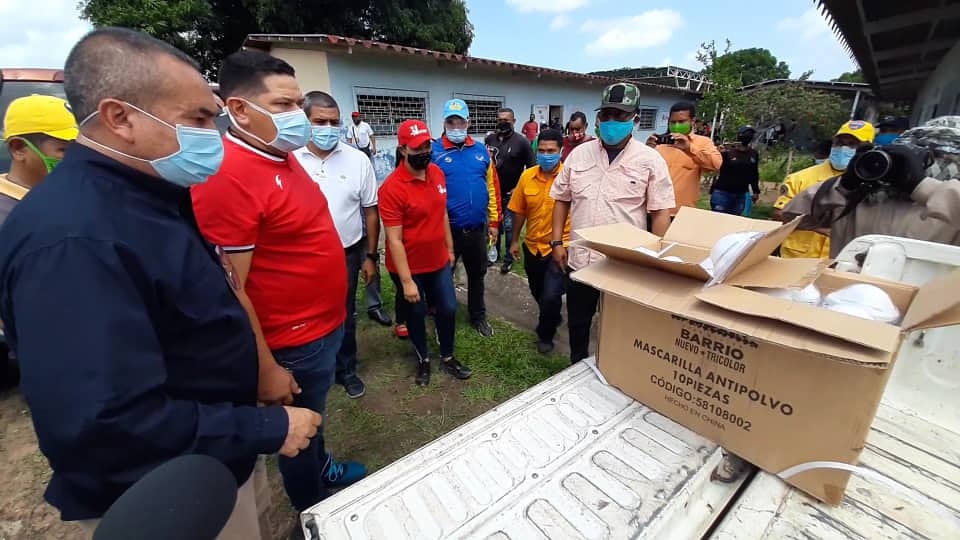 secdespachogob1's tweet photo. #04Julio || El @GobJustoNoguera se reunió con el alcalde Edgar Guzmán del municipio Casacoima, Delta Amacuro para apoyar con la entrega de mascarillas, insumos de limpieza y desinfección para la lucha contra el Covid-19. 
#ConcienciaCiudadanaPreventiva @nicolasmaduro @dcabellor https://t.co/iwJ61vS5Qr
