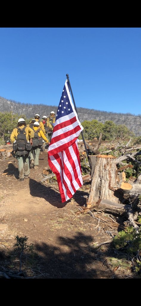 blmnv's tweet image. The Vegas Valley Hand Crew wishes everyone a safe and happy #IndependenceDay from the #MahoganyFire.

📷 Photo by Vegas Valley Hand Crew

📌 For more information on the crew, visit lvinteragency.org/recruit-vv.sht…

📌 For information on the #MahagonyFire, visit inciweb.nwcg.gov/incident/6811/