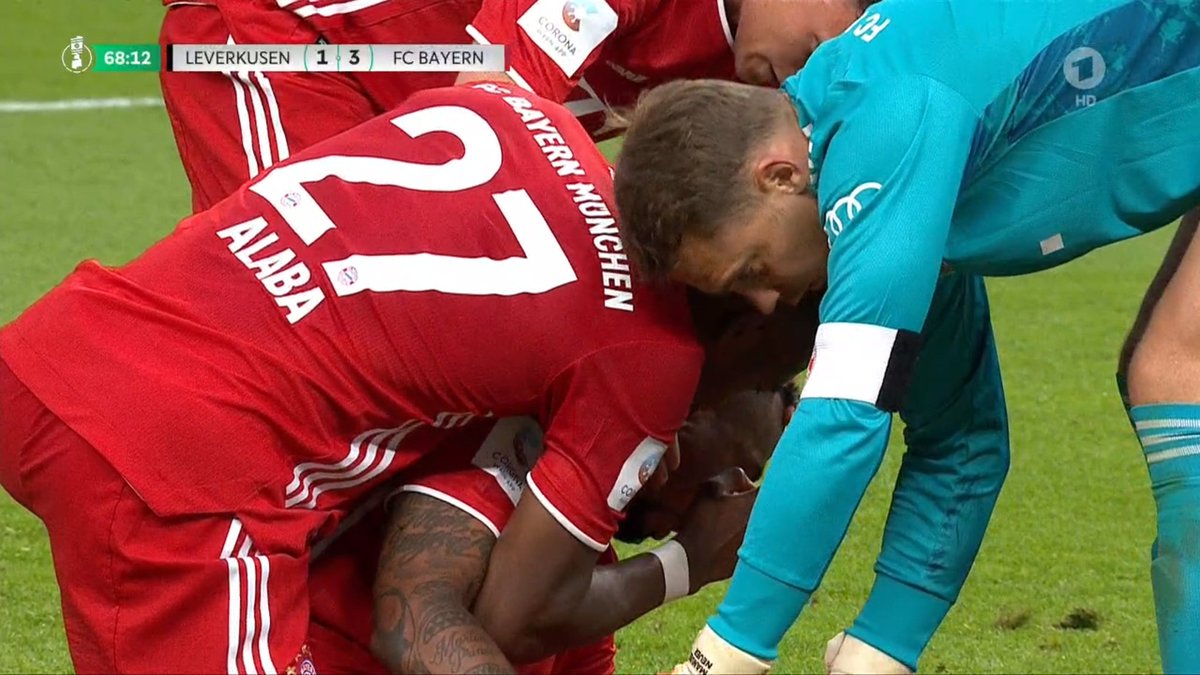 4_everfcb's tweet photo. #MiaSanMia #FCBb04 #DFBPokalFinale #Double2020
The man under this scrum was gone a year ago.
Now he is the big boss of the defense again. 🔴⚪ https://t.co/I7JDZbve8U