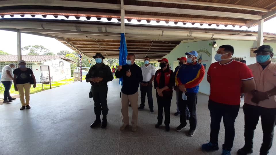 secdespachogob1's tweet photo. #04Julio || El @GobJustoNoguera se reunió con el alcalde Edgar Guzmán del municipio Casacoima, Delta Amacuro para apoyar con la entrega de mascarillas, insumos de limpieza y desinfección para la lucha contra el Covid-19. 
#ConcienciaCiudadanaPreventiva @nicolasmaduro @dcabellor https://t.co/iwJ61vS5Qr