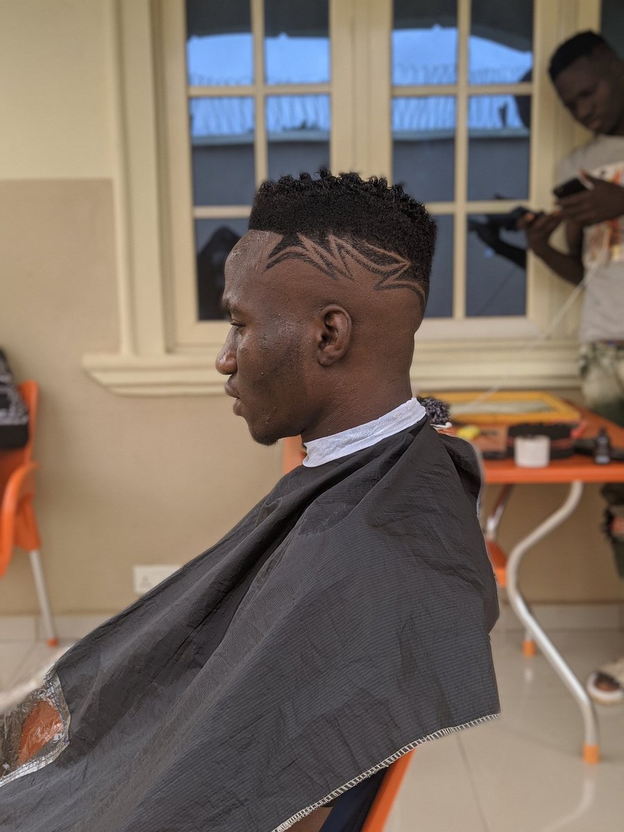 Topzycut's tweet photo. Hello guys I'm a barber 
Check this hair transformation out 
Pls help me like and retweet my hustle🖤🙏🖤🙏 https://t.co/mztUT7UHYv