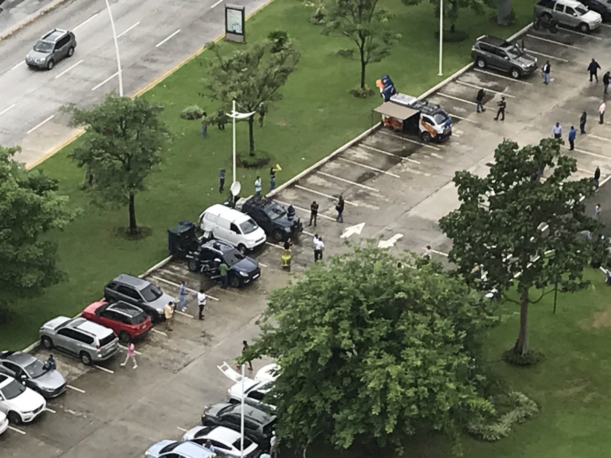Un grupo de evangélicos de más de 10 personas en los estacionamientos frente a la Cinta Costera a las 3:00 p.m., sin tapa bocas decidieron congregarse, pese a las nuevas regulaciones establecidas por el Estado para protegernos, so pretexto que están rezando.
