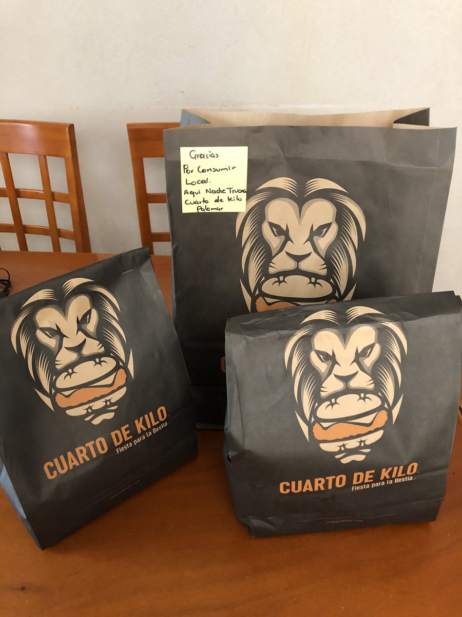 alex_informa's tweet image. ¡Mi familia y yo estamos más que agradecidos con @CuartodeKiloMX por sus exquisitas hamburguesas, sus  medidas sanitarias y por la excelente atención en la sucursal El Palomar! Gracias por este gran detalle @aguilaralvaro @teremaciasrp Las disfrutamos mucho!!!