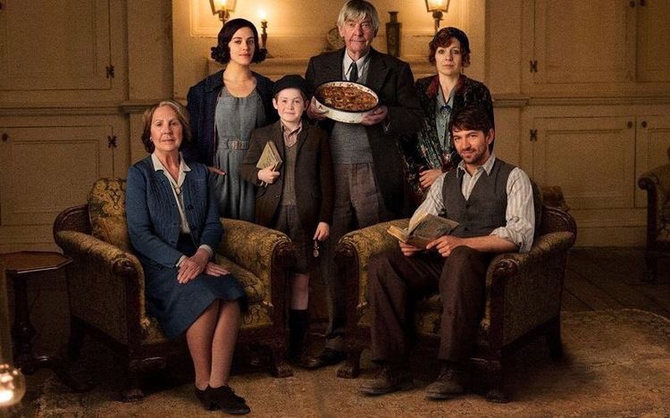 доуси адамс. клуб любителей книг и пирогов из картофельных очистков книга. клуб любителей книг и пирогов из картофельных очистков (2018). клуб любителей книг и пирогов из картофельных очистков фильм 2018 кадры. клуб любителей книг и пирогов из картофельных очистков (2018).