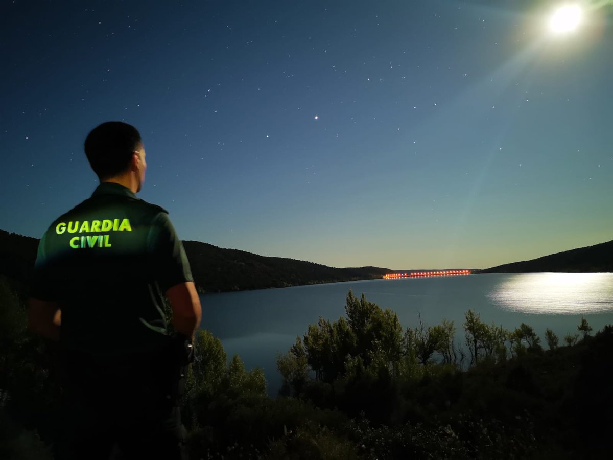 #BuenasNoches
Os saludamos en esta espléndida noche de #Julio2020 desde la presa de #Beleña
Tu descansa, nosotros seguimos trabajando por tu #seguridad y tu #salud
#VeranoSeguro #SeguridadCiudadana
#Vavaciones2020 https://t.co/bh3fkieewr