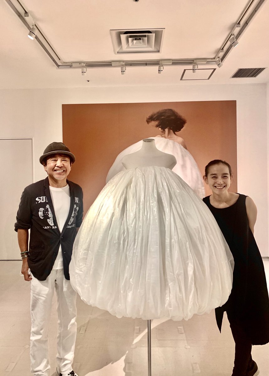 設楽洋 タラちゃん3 V Twitter アーティスト衣装デザイナーの篠原ともえちゃんの展覧会 Shikaku へ サスティナビリティのメッセージの通り全て素材を四角に使い布の端材を一切出さないで制作したドレス達 コンセプトもクリエィションも素晴らしい シノラー 設楽洋 タラちゃん3 V Twitter アーティスト衣装デザイナーの篠原ともえちゃんの展覧会 Shikaku へ サスティナビリティのメッセージの通り全て素材を四角に使い布の端材を一切出さないで制作したドレス達 コンセプトもクリエィションも素晴らしい シノラー