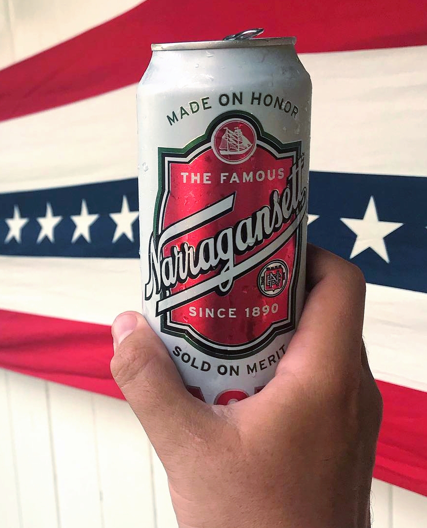 Gansettbeer's tweet photo. Here's to being independent. #IndependenceDay #4thofjuly #HiNeighbor https://t.co/dUCmnRx6S8
