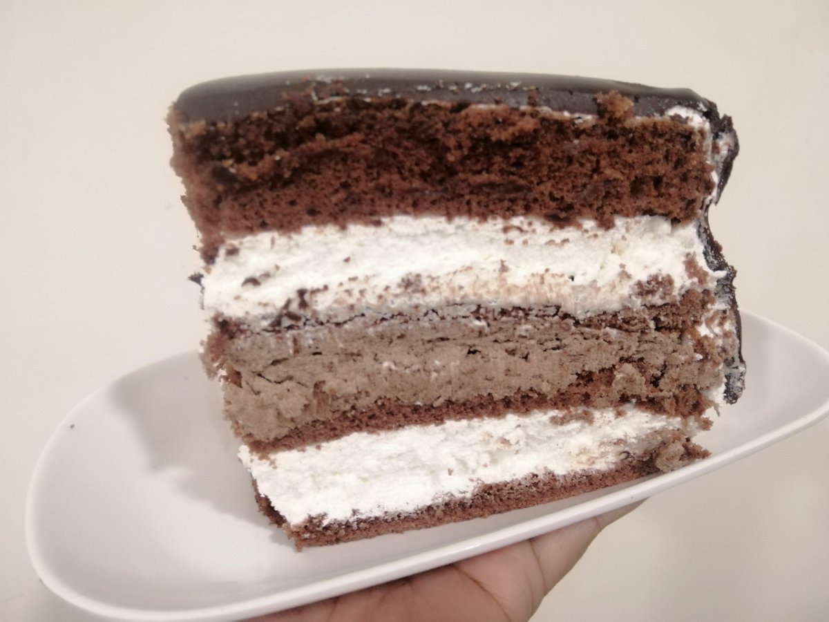itsme_nalini's tweet photo. My 1st trial for indulgence cake😍
How is it? Comment pls... 😉
#indulgenceCake #indulgence #ganache #chocolate #darkChocolate #whitechocolate #spongecake #baking #passion
#chefnalini 👩🍳❤️
#goodnight ❤️🌹 https://t.co/BxtkSRy50Y