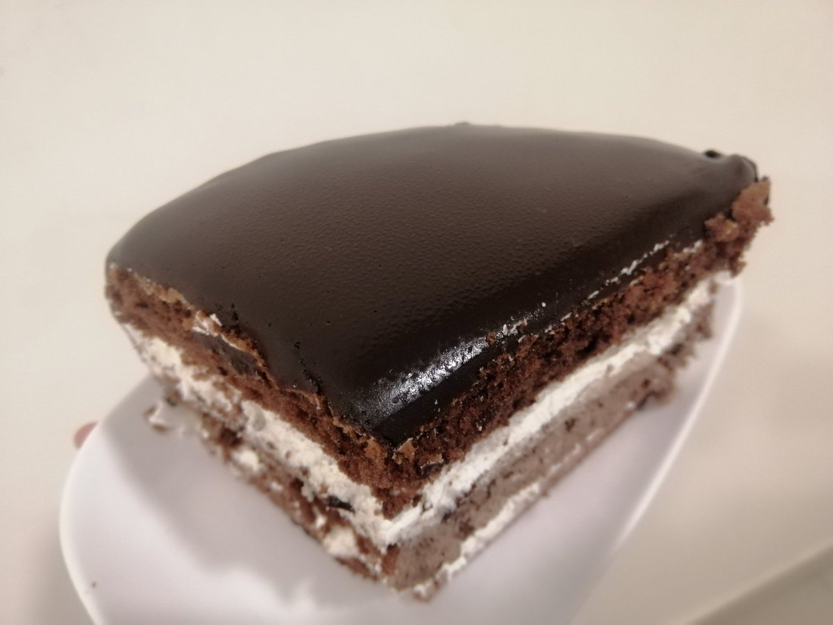 itsme_nalini's tweet photo. My 1st trial for indulgence cake😍
How is it? Comment pls... 😉
#indulgenceCake #indulgence #ganache #chocolate #darkChocolate #whitechocolate #spongecake #baking #passion
#chefnalini 👩🍳❤️
#goodnight ❤️🌹 https://t.co/BxtkSRy50Y