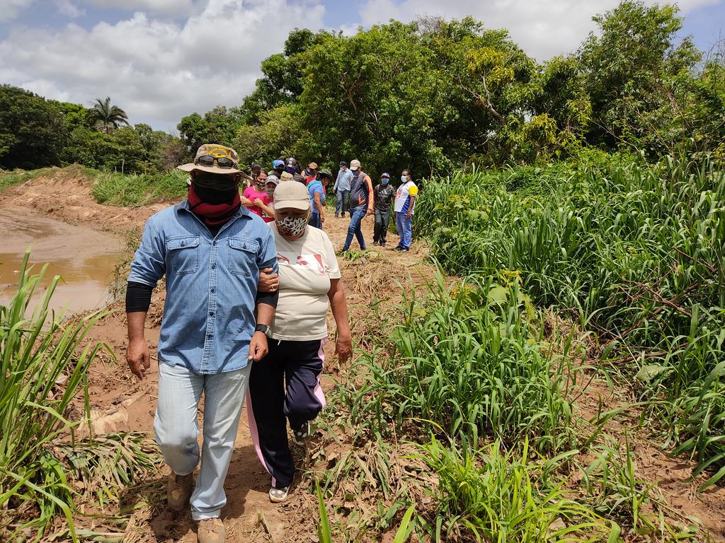 comandosergioh's tweet photo. Junto a nuestra #RAAS y legisladores #CLEB @VickyJ_R Ronald Bastardo y diputado constituyente Rubén Pinto realizamos los trabajos de inspección de la canalización y dragado del río Cañafistola e n Ciudad Bolívar
#ConcienciaCiudadanaPreventiva https://t.co/QNEd6t9mdY
