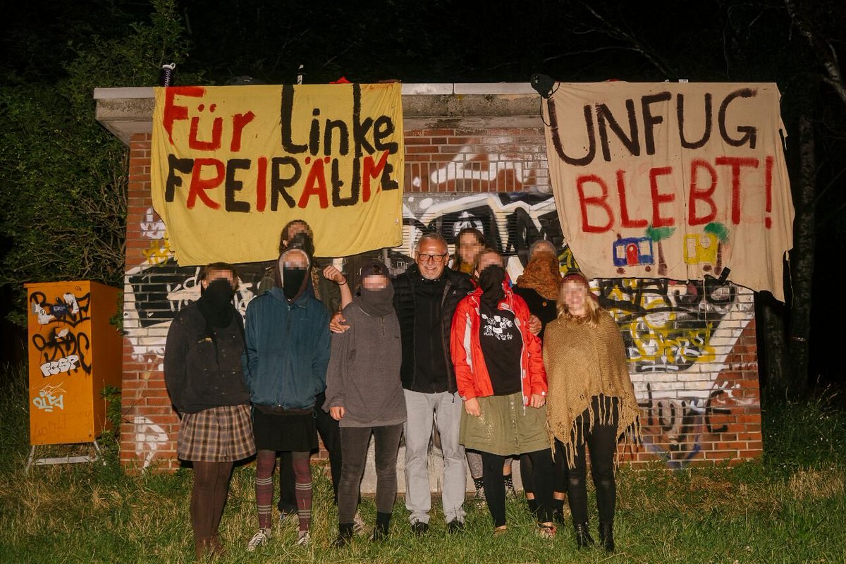 Gestern Abend haben sich solidarische Menschen von #UnfugBleibt das Konzert von #KonstantinWecker von außen vom Dach angeschaut und Anwesende vom #Wohnprojekt erzählt. Es gab sehr viel Zustimmung und Zuspruch ! Mit Wecker gemeinsam sang die Gruppe bella ciao & rief 'unfug bleibt'